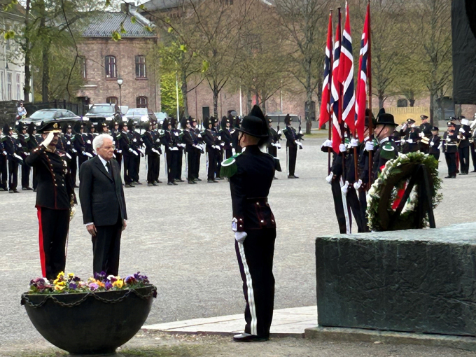 President Mattarella laid a wreath at the national monument at Akershus Fortress. Photo: Sven Gj. Gjeruldsen, The Royal Court 